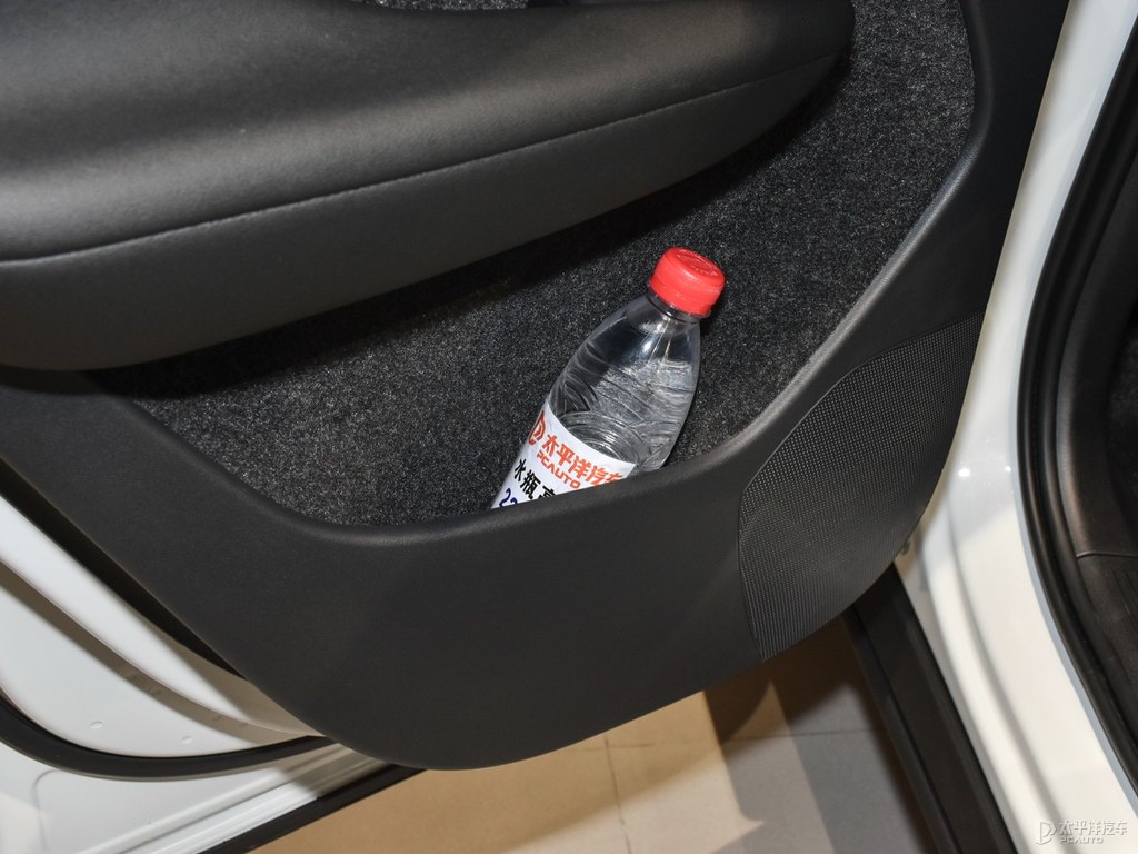 水晶白沃爾沃XC40儲物空間空間圖片