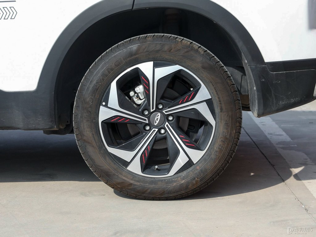 皓月白瑞虎5x車身外觀圖片