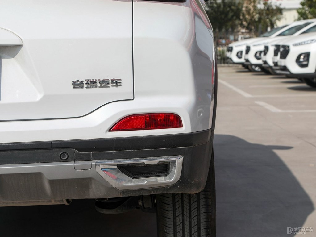 皓月白瑞虎5x車尾外觀圖片