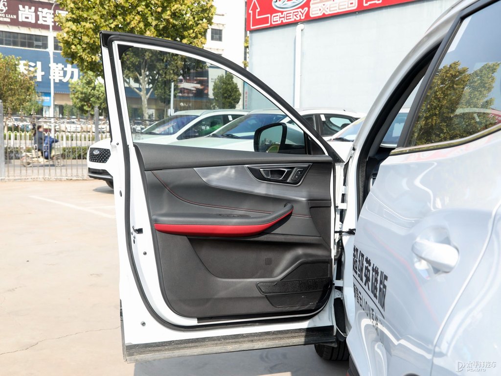 皓月白瑞虎5x車廂內(nèi)飾圖片
