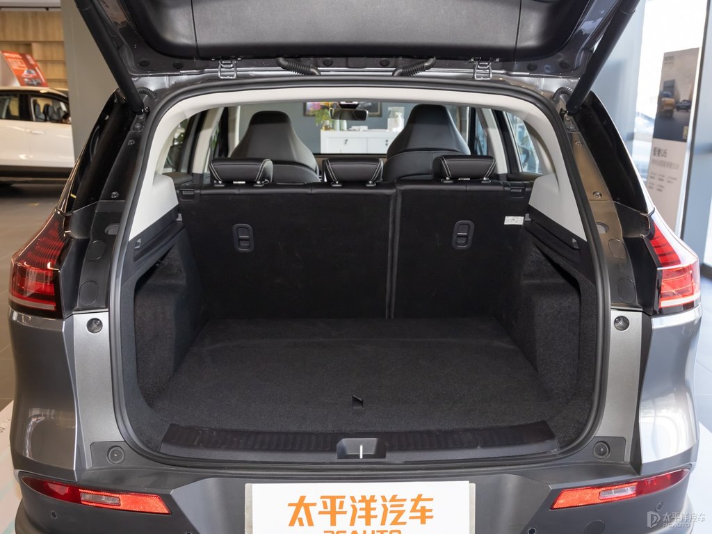 皓月銀愛馳U5后備廂空間圖片