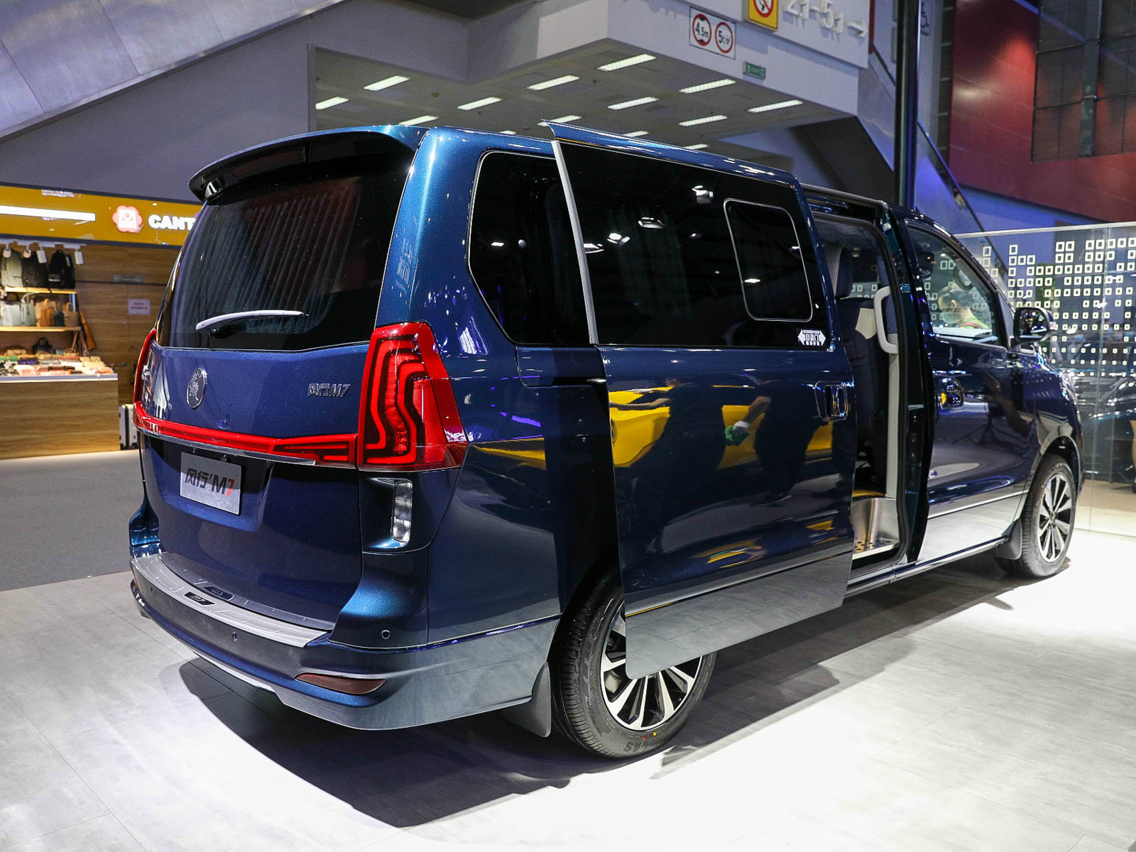 風行M7車展高清大圖