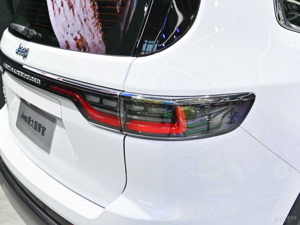 珠峰白大指揮官車尾外觀圖片