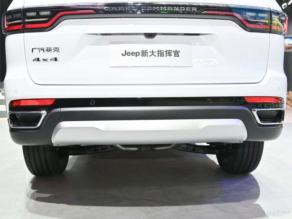 珠峰白大指揮官車尾外觀圖片