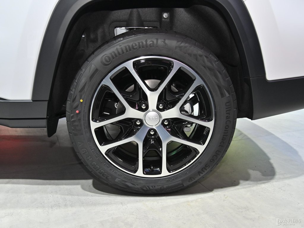 珠峰白大指揮官車(chē)身外觀圖片