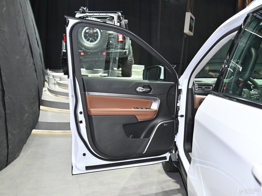珠峰白大指揮官車廂內(nèi)飾圖片