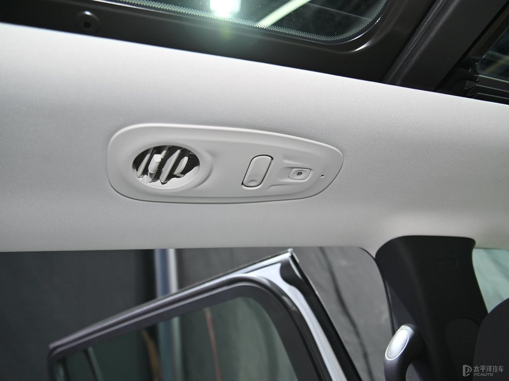 珠峰白大指揮官車(chē)廂內(nèi)飾圖片