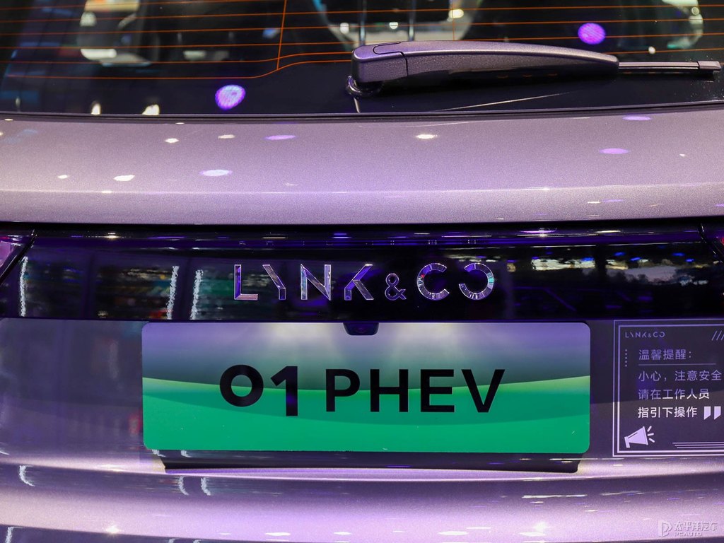 領(lǐng)克01圖片