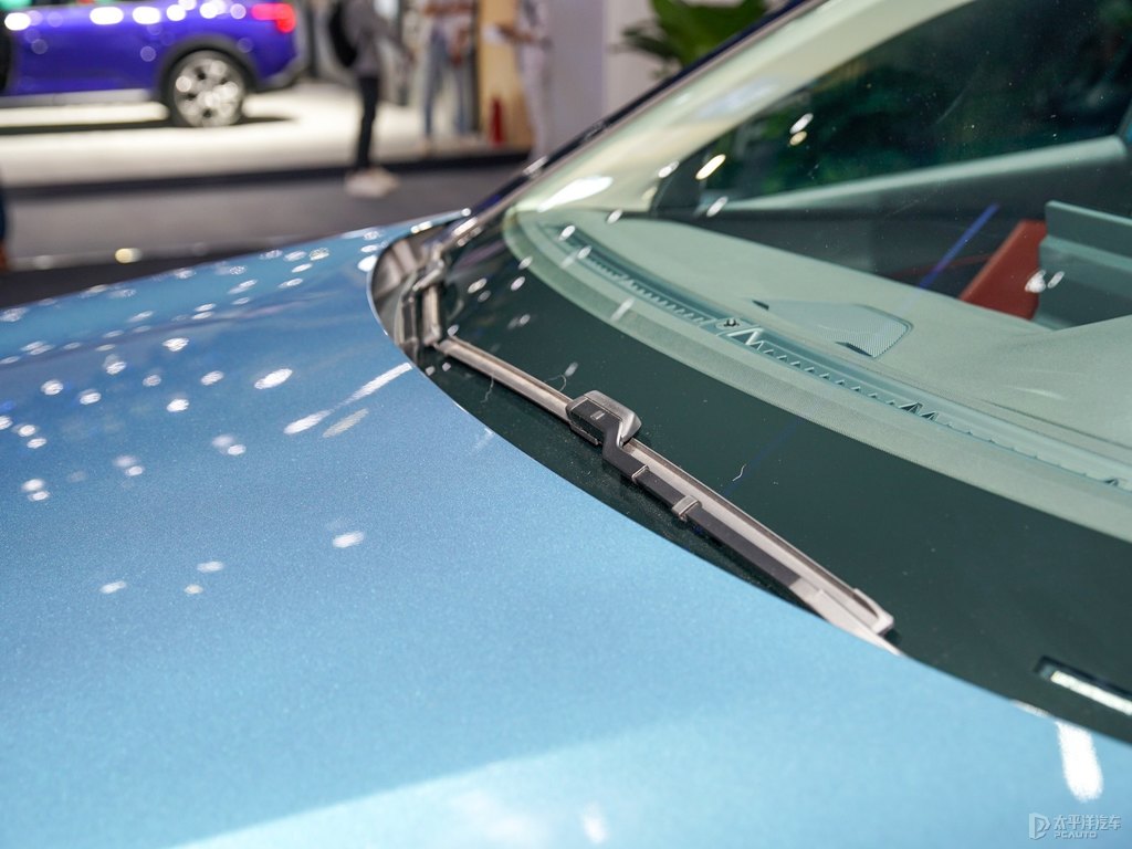 冰山藍(lán)標(biāo)致4008車身外觀圖片