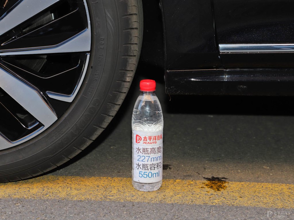 玄武黑帕薩特車身外觀圖片