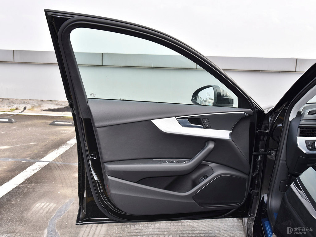 傳奇黑奧迪A4L車廂內(nèi)飾圖片