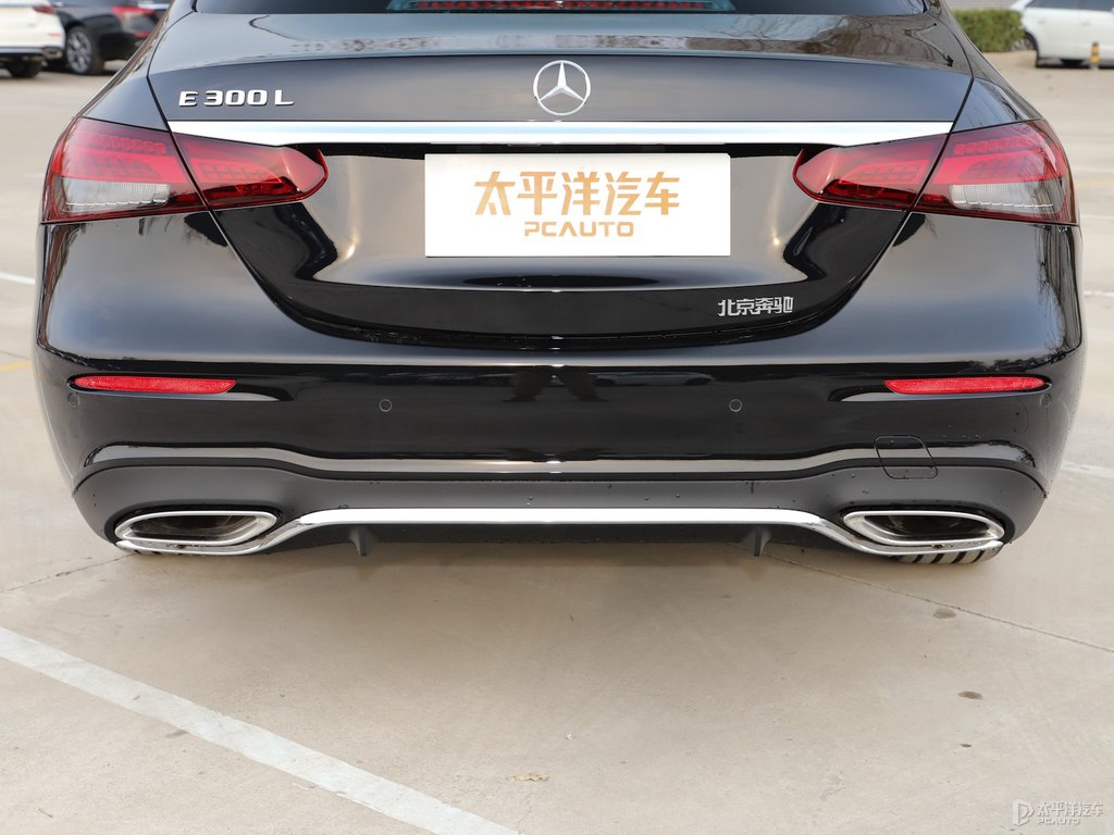 曜巖黑奔馳E級車尾外觀圖片