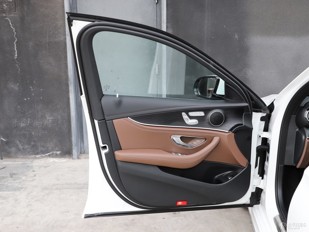 北極白奔馳E級(jí)車廂內(nèi)飾圖片