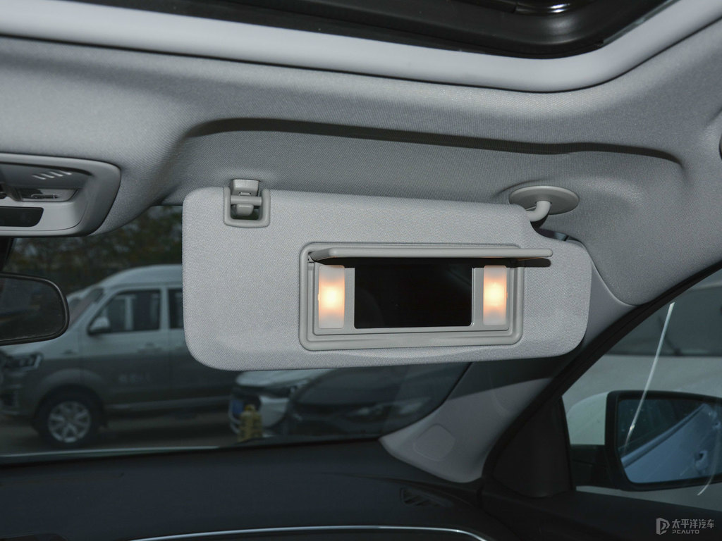 流光白邁銳寶XL車廂內(nèi)飾圖片