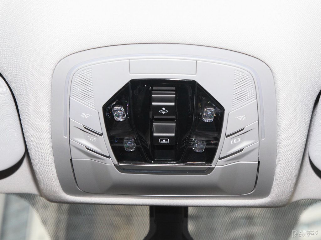 萊茵藍(lán)瑞虎8車廂內(nèi)飾圖片