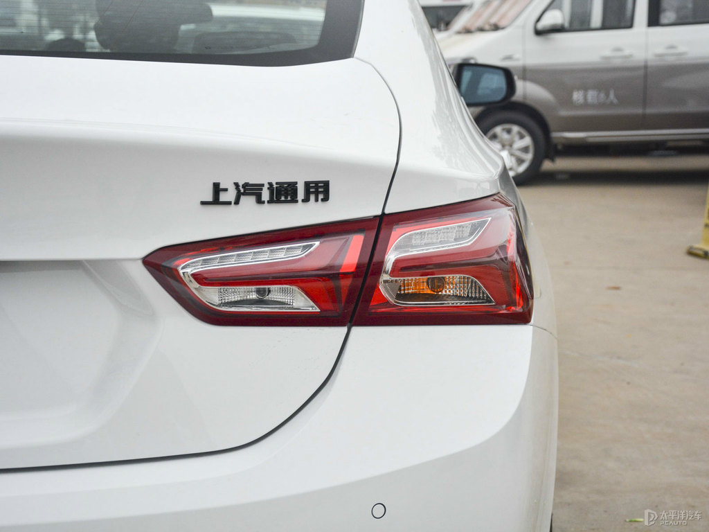 流光白邁銳寶XL車尾外觀圖片