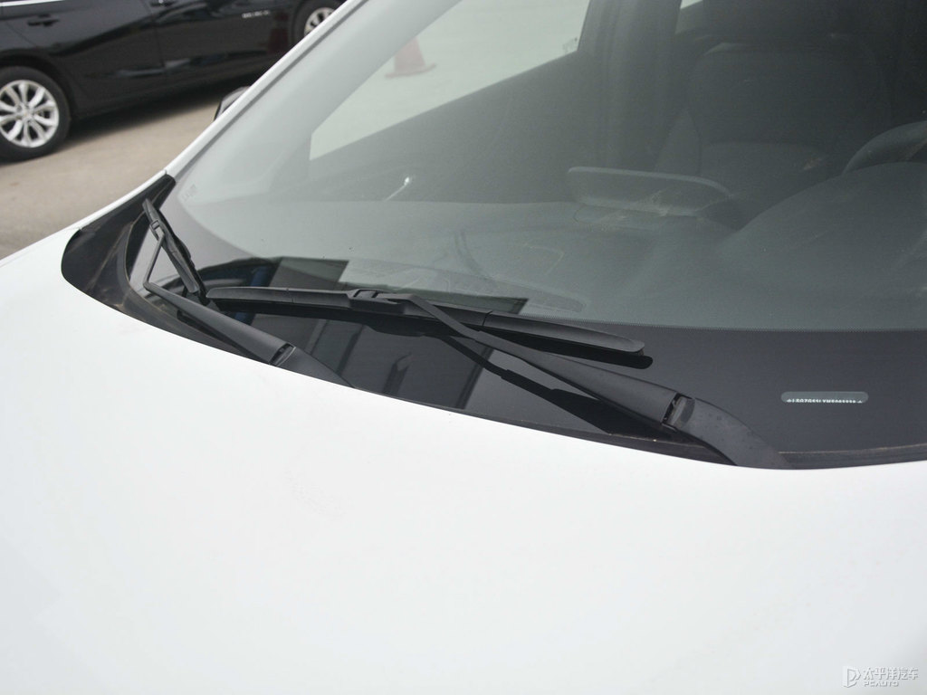 流光白邁銳寶XL車身外觀圖片