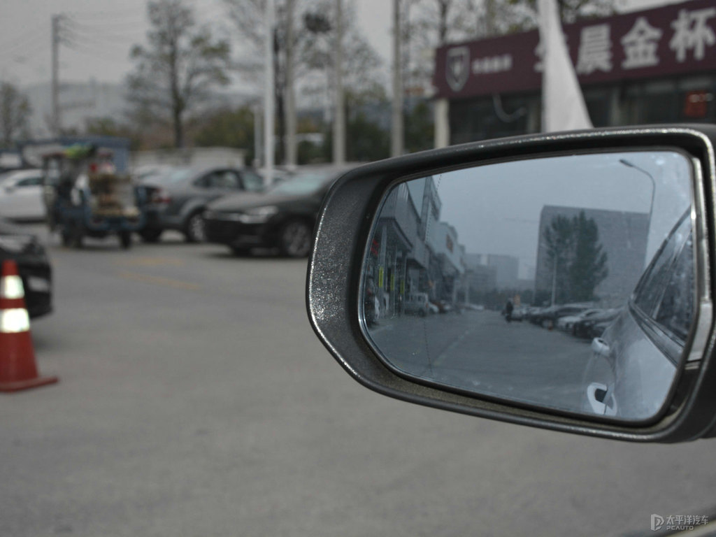 流光白邁銳寶XL車身外觀圖片