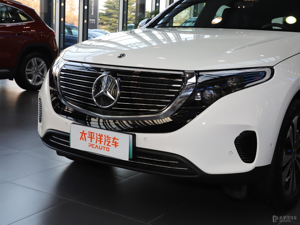 北極白奔馳EQC車頭外觀圖片