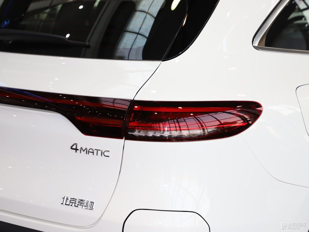 北極白奔馳EQC車尾外觀圖片