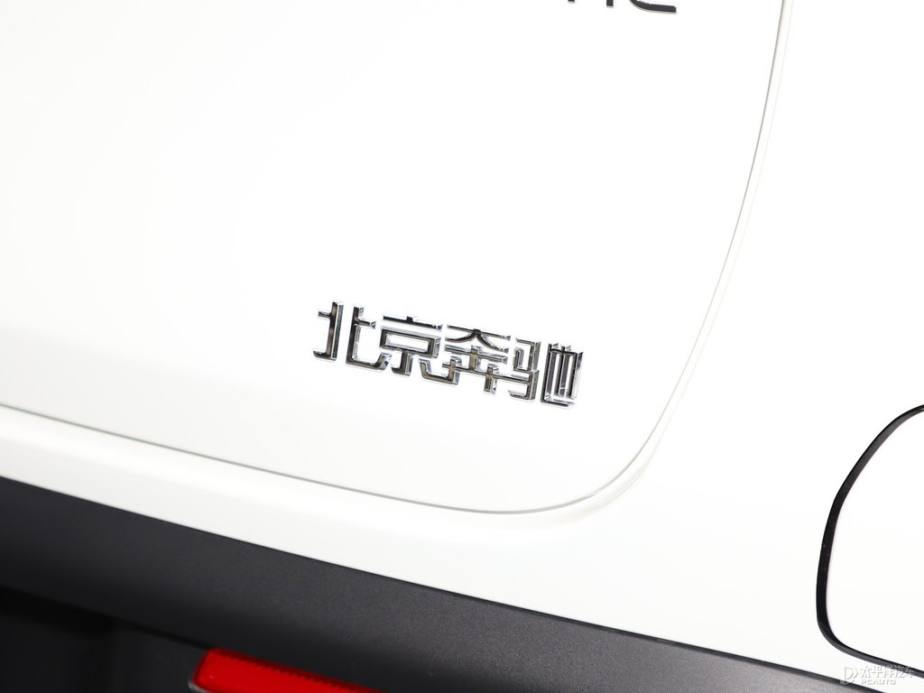 北極白奔馳EQC車尾外觀圖片