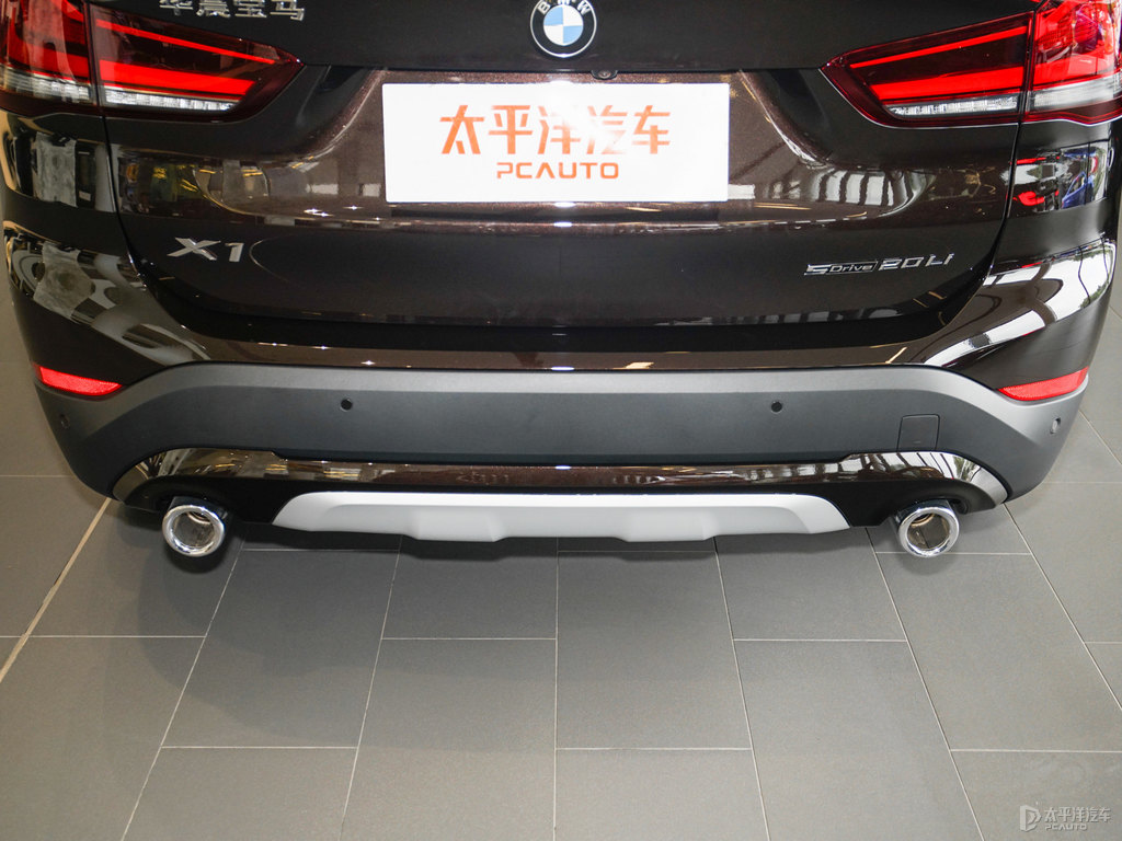 星光棕寶馬X1車尾外觀圖片