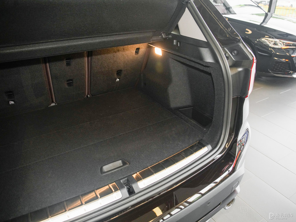 星光棕寶馬X1后備廂空間圖片