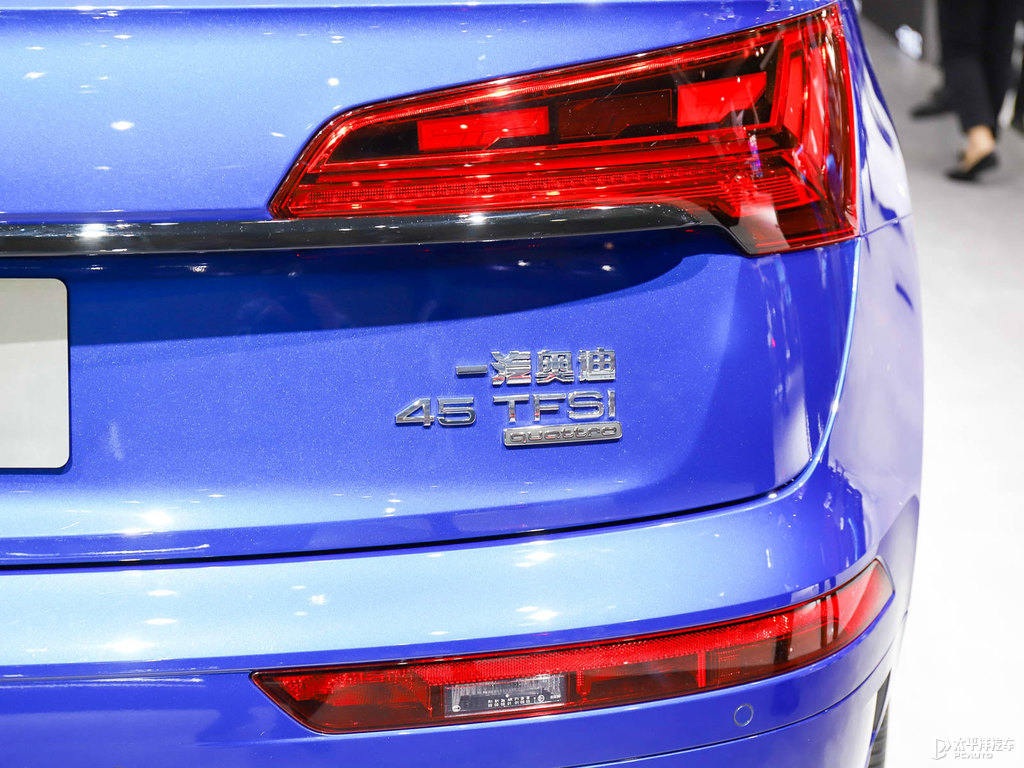 星際藍(lán)奧迪Q5L車尾外觀圖片