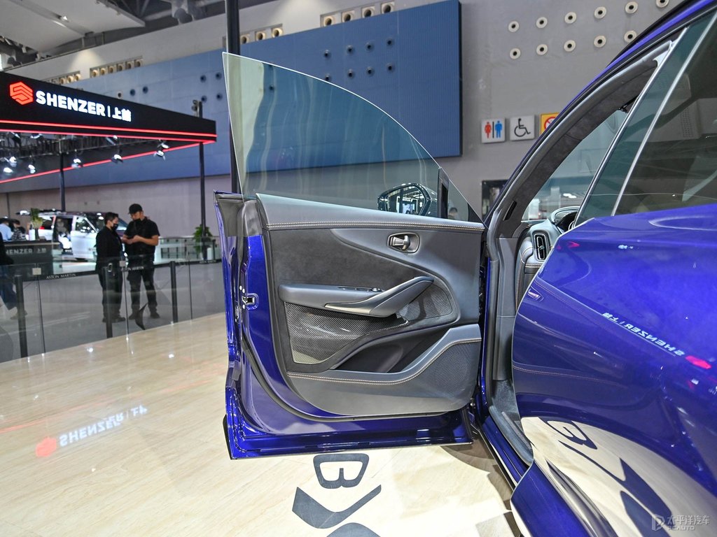 明藍緞阿斯頓·馬丁DBX車廂內(nèi)飾圖片