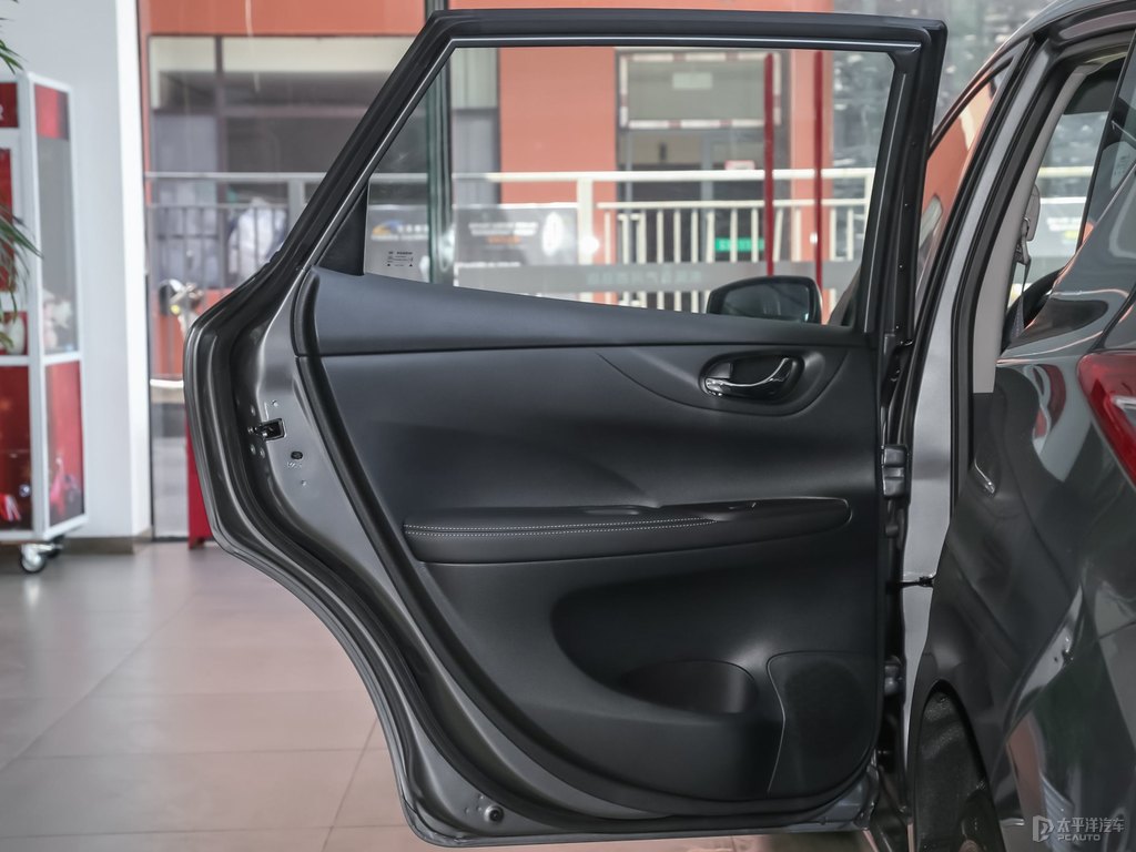 鎢鋼灰騏達(dá)車廂內(nèi)飾圖片