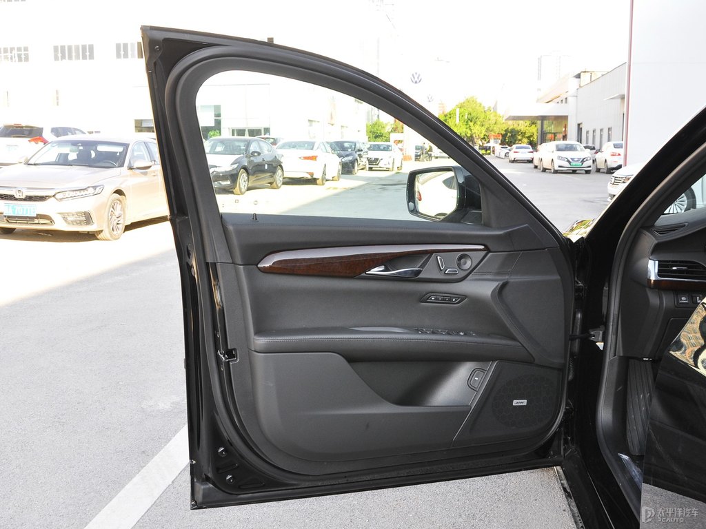 瑪雅黑凱迪拉克CT6車廂內(nèi)飾圖片