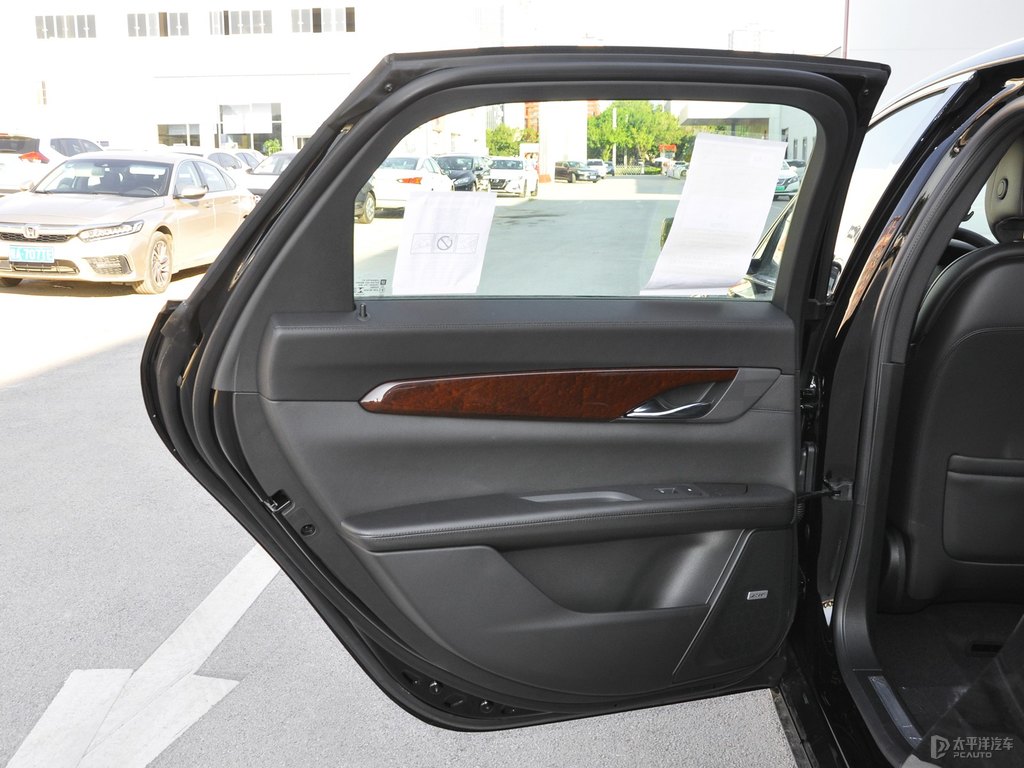 瑪雅黑凱迪拉克CT6車廂內(nèi)飾圖片