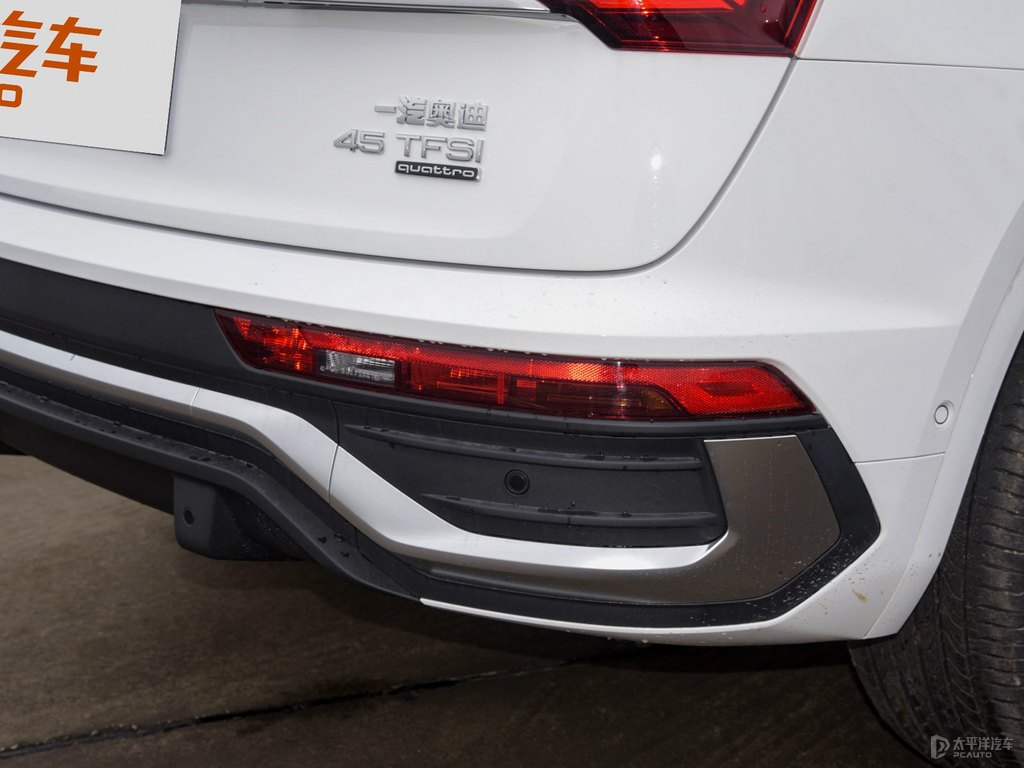 唐古拉白奧迪Q5L Sportback車(chē)尾外觀(guān)圖片