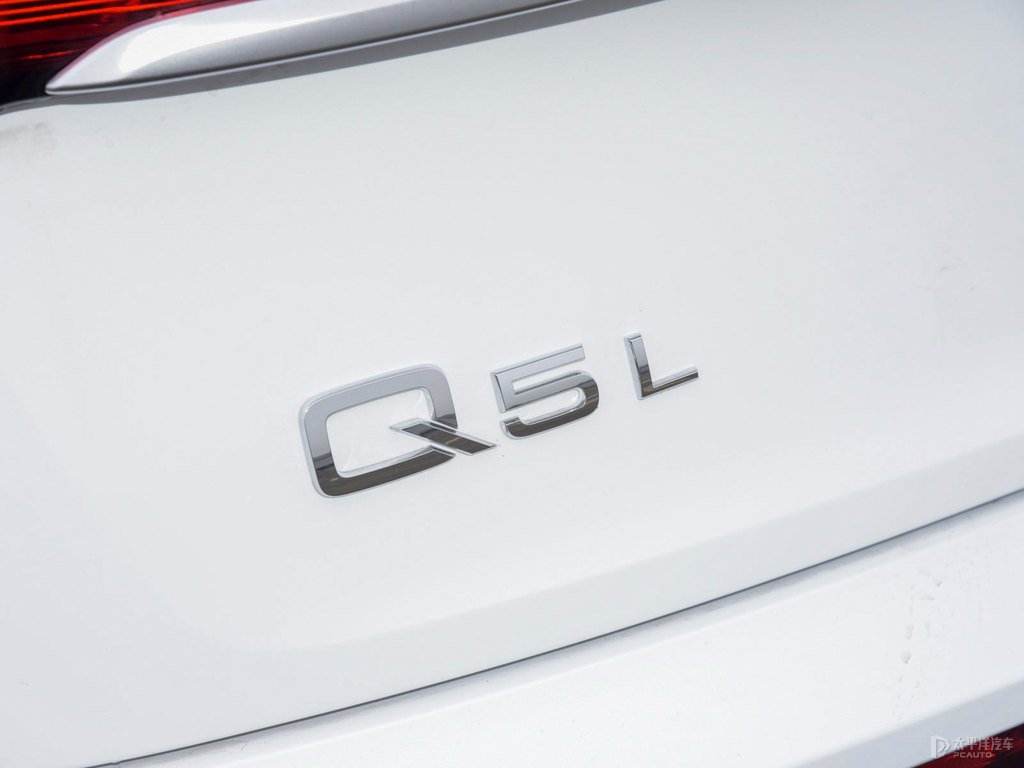 唐古拉白奧迪Q5L Sportback車尾外觀圖片