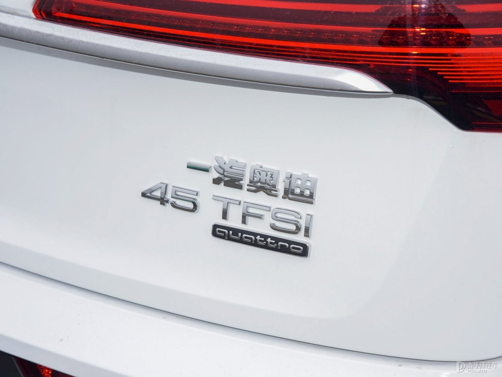 唐古拉白奧迪Q5L Sportback車尾外觀圖片
