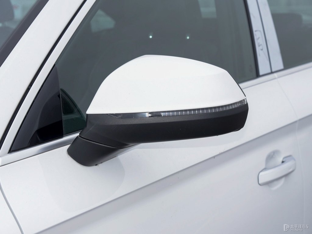 唐古拉白奧迪Q5L Sportback車身外觀圖片