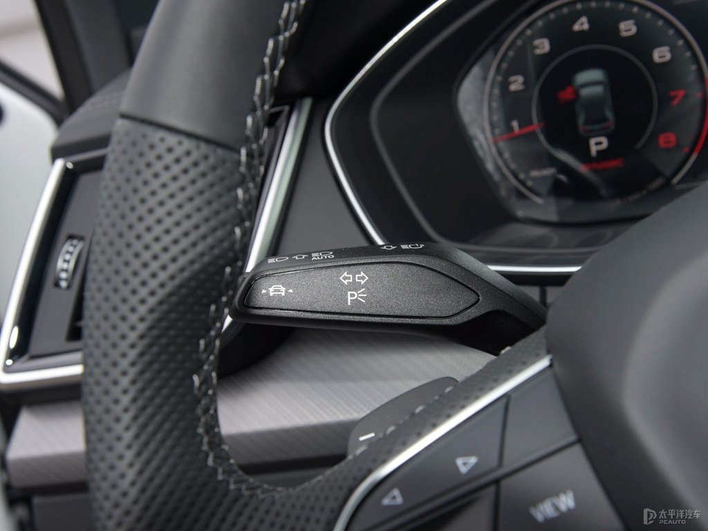 唐古拉白奧迪Q5L Sportback中控內(nèi)飾圖片