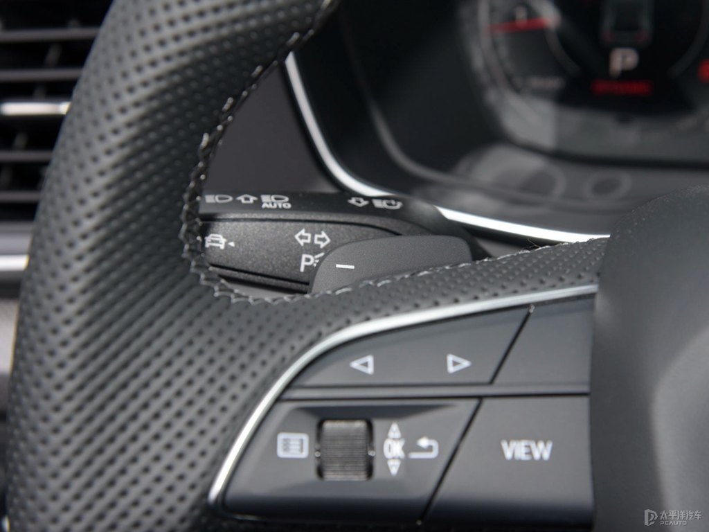 唐古拉白奧迪Q5L Sportback中控內(nèi)飾圖片