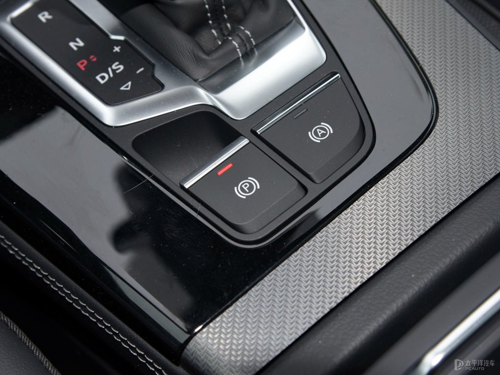 唐古拉白奧迪Q5L Sportback中控內(nèi)飾圖片