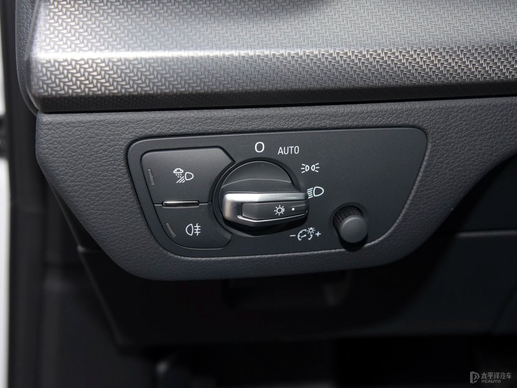 唐古拉白奧迪Q5L Sportback中控內(nèi)飾圖片