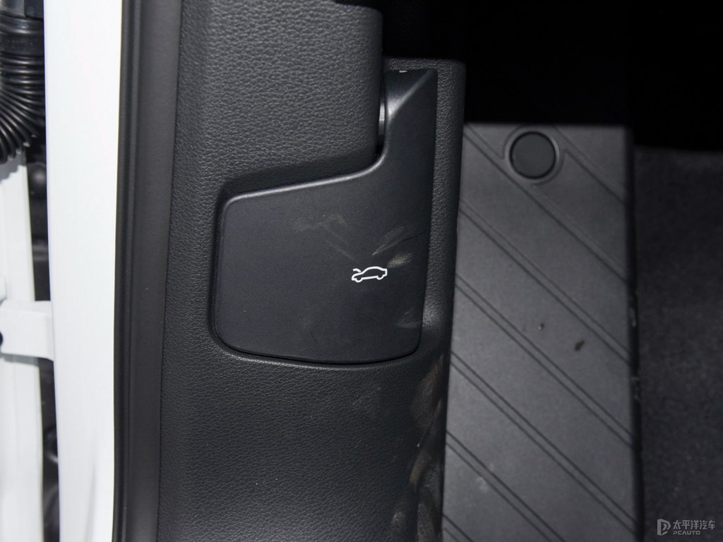 唐古拉白奧迪Q5L Sportback中控內(nèi)飾圖片