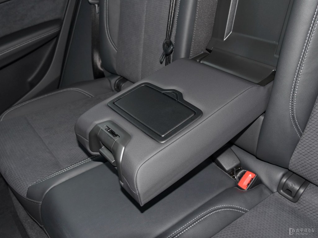 唐古拉白奧迪Q5L Sportback座椅內(nèi)飾圖片