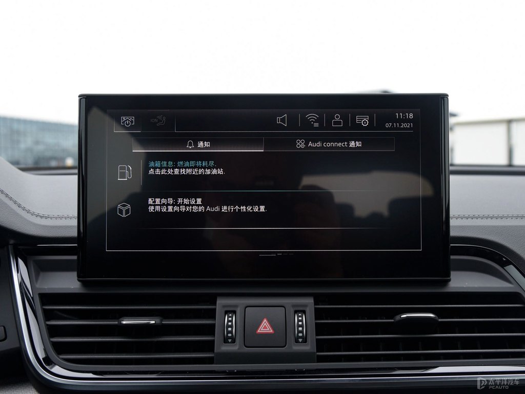 唐古拉白奧迪Q5L Sportback中控內(nèi)飾圖片