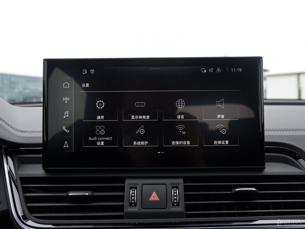 唐古拉白奧迪Q5L Sportback中控內(nèi)飾圖片