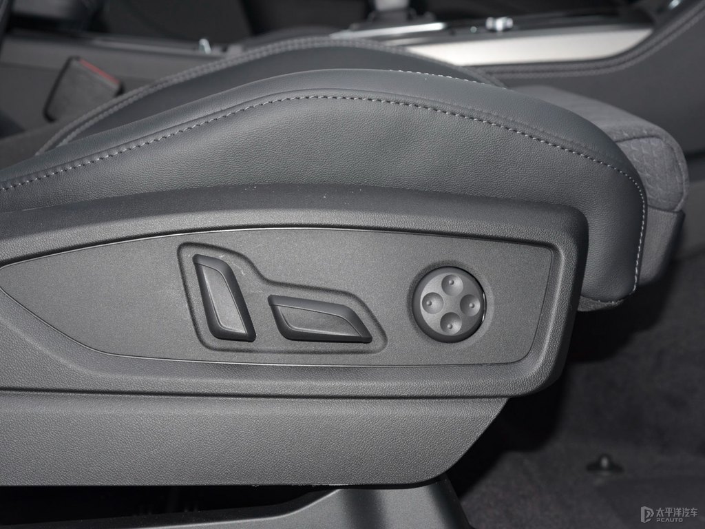 唐古拉白奧迪Q5L Sportback座椅內(nèi)飾圖片