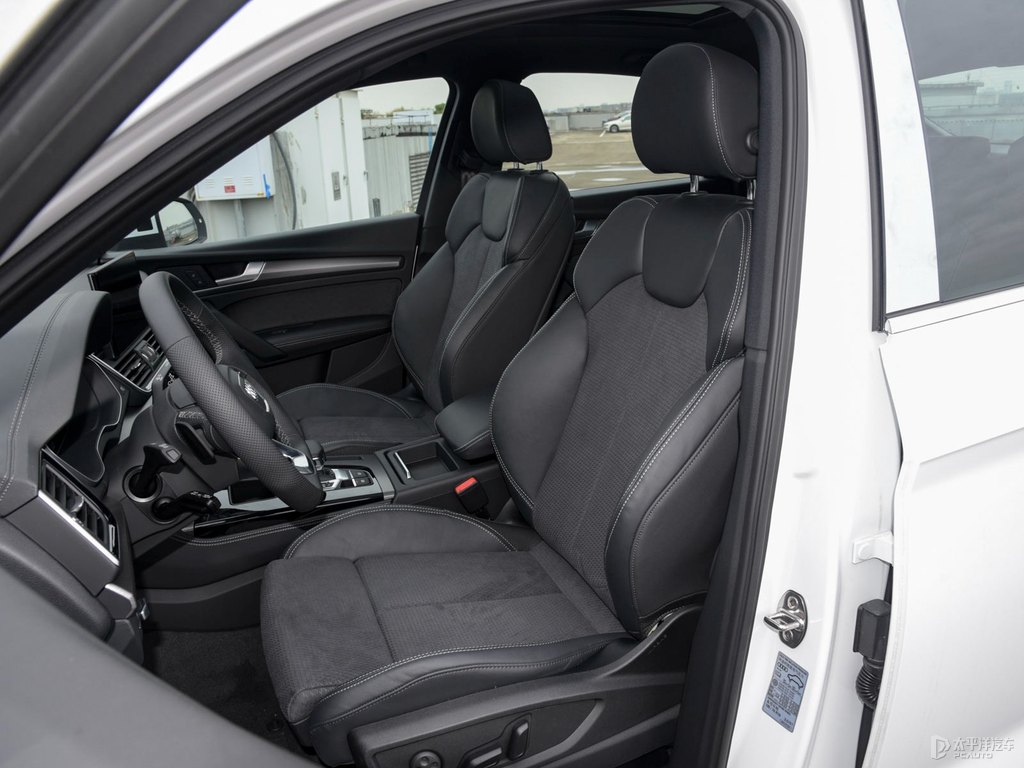 唐古拉白奧迪Q5L Sportback座椅內(nèi)飾圖片