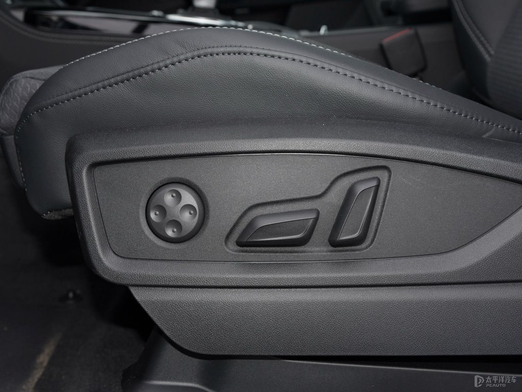 唐古拉白奧迪Q5L Sportback座椅內(nèi)飾圖片