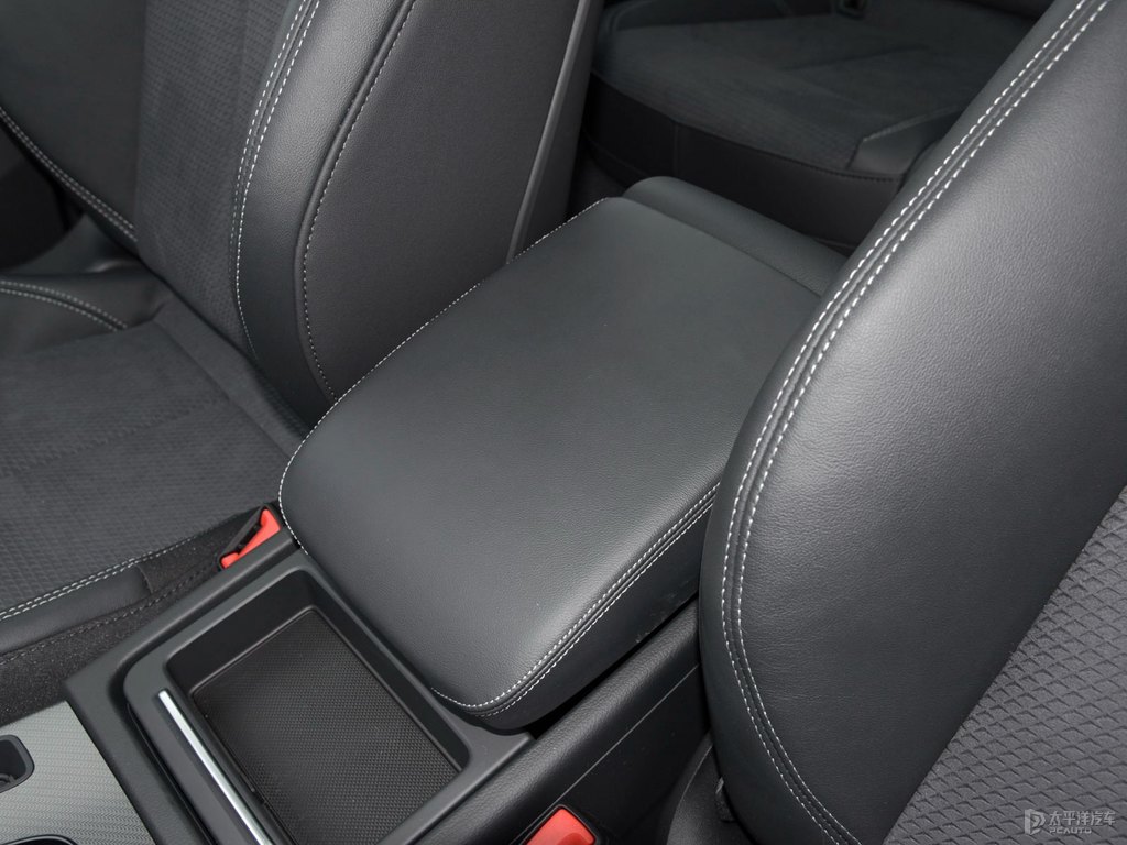 唐古拉白奧迪Q5L Sportback座椅內(nèi)飾圖片