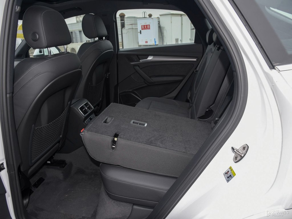 唐古拉白奧迪Q5L Sportback座椅內(nèi)飾圖片