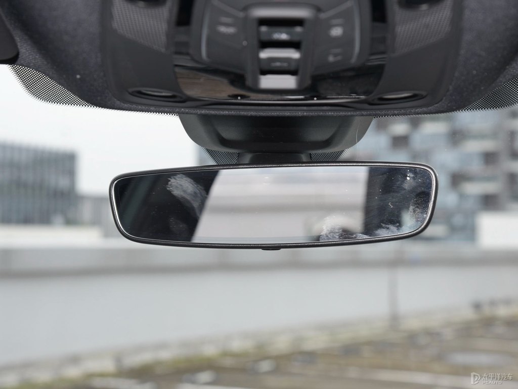 唐古拉白奧迪Q5L Sportback車廂內(nèi)飾圖片